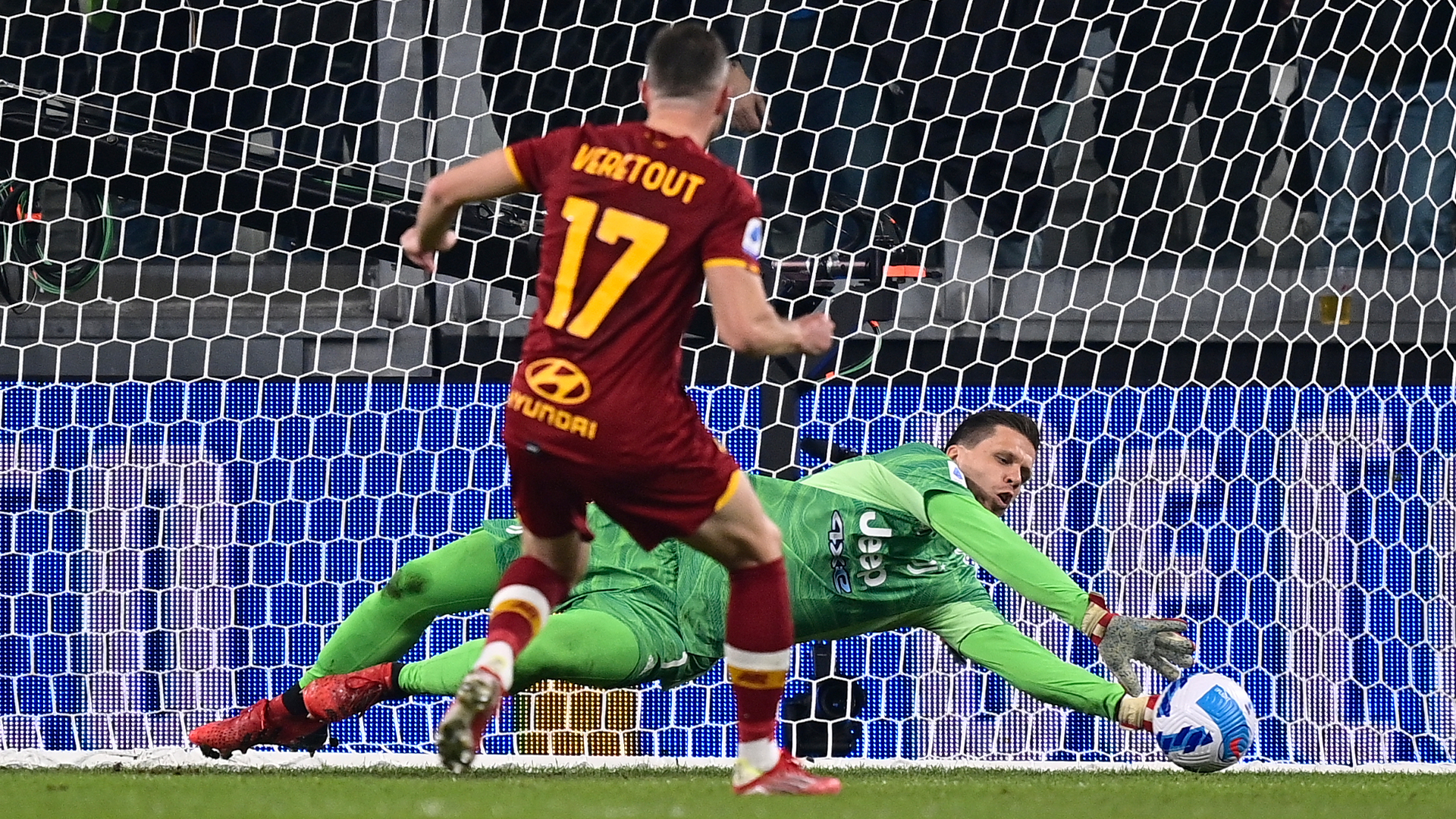 La parata di Szczesny su Veretout