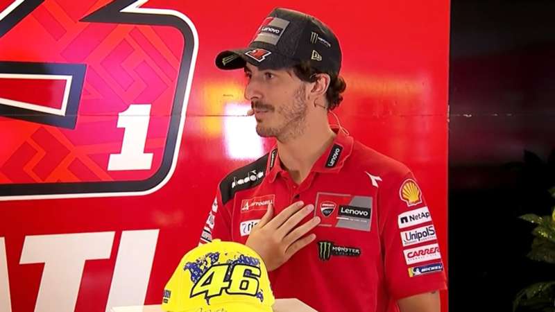 Pecco Bagnaia cuenta en DAZN en qué se diferencia de su ídolo Valentino Rossi: "Él es mucho más carismático, le gustaba más hacer el show"