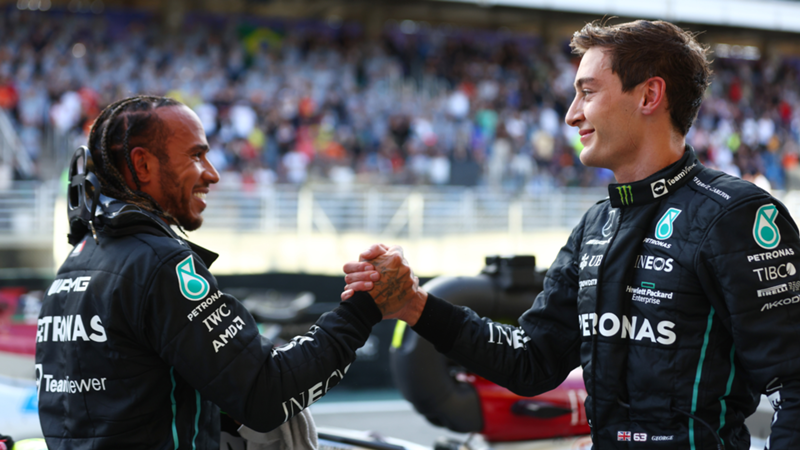 George Russell 'quita hierro' a sus enfrentamientos en pista con Lewis Hamilton y defiende la unidad de Mercedes: "Confiamos los unos en los otros"