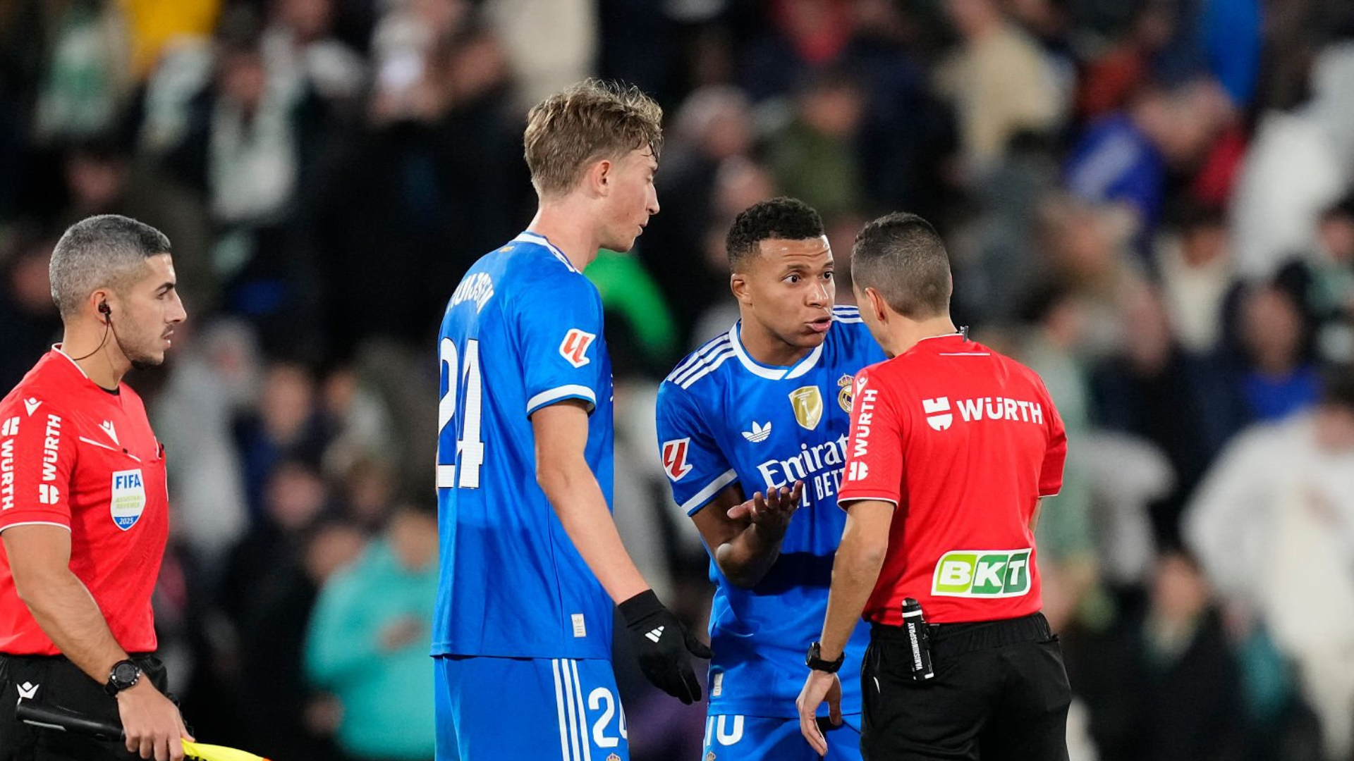 VÍDEO | Kylian Mbappé y su enfado con el árbitro tras el empate del Real Madrid ante el Elche | DAZN News MX