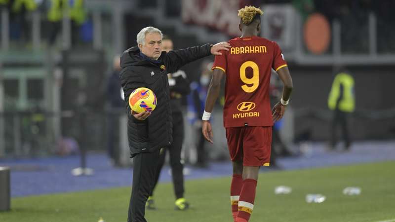 Mourinho consolo Abraham dopo un cambio della Roma