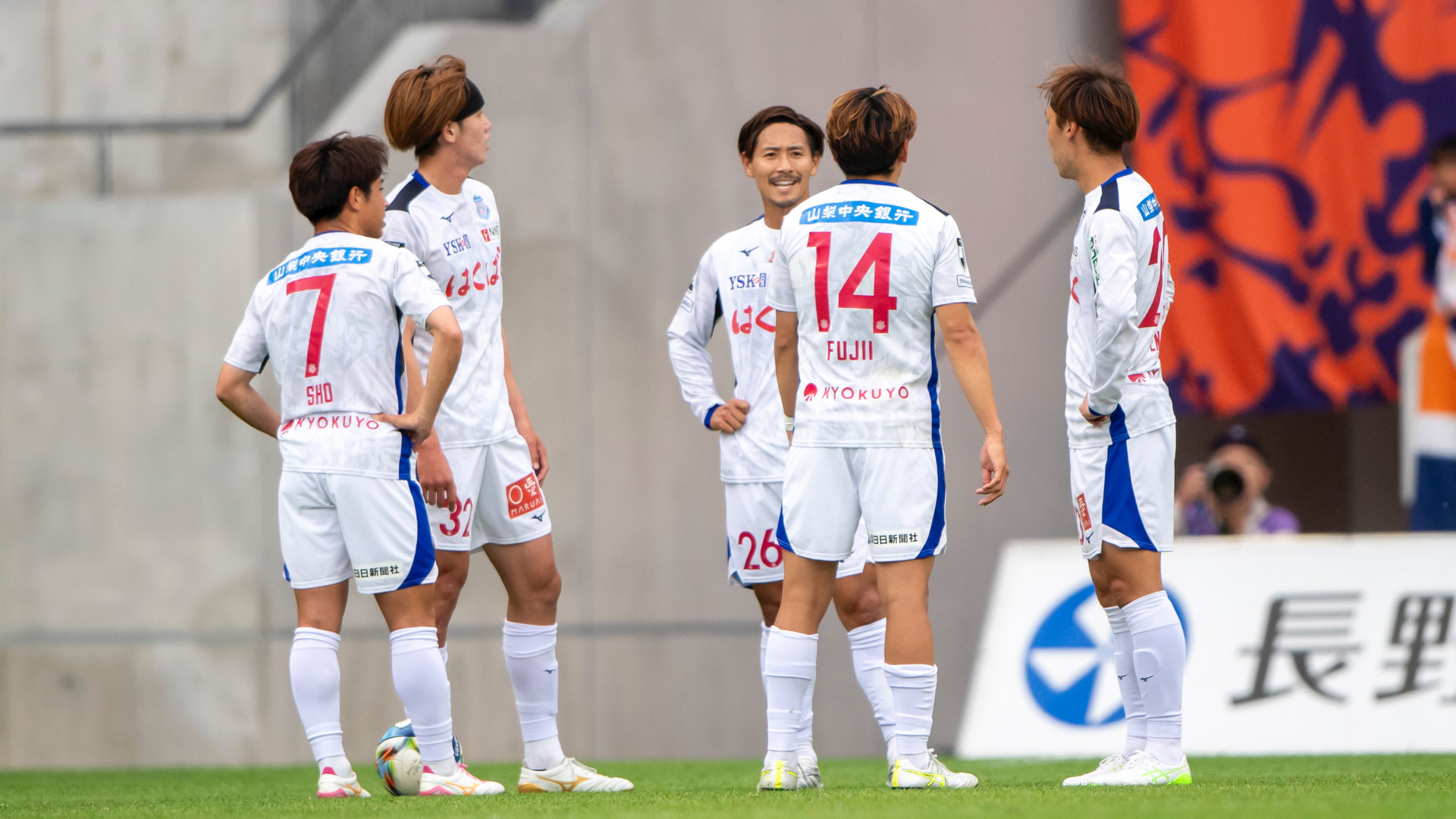 横浜FCがFW室井彗佑＆MF小倉陽太と契約更新！ クラブは今季1年でのJ1