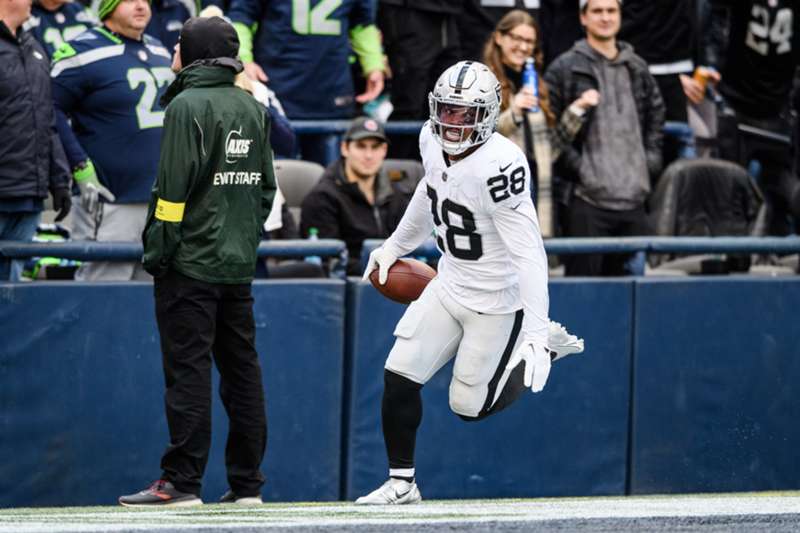 Josh Jacobs se queda: El running back estrella de Las Vegas Raiders firma un año de contrato