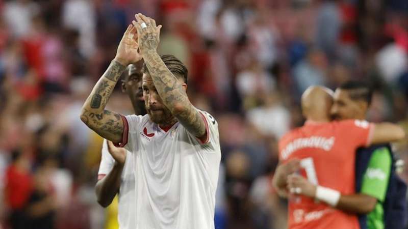 Sergio Ramos y su precioso gesto con la grada del Sevilla: ¡arrancó los cánticos de todo el Sánchez Pizjuán!