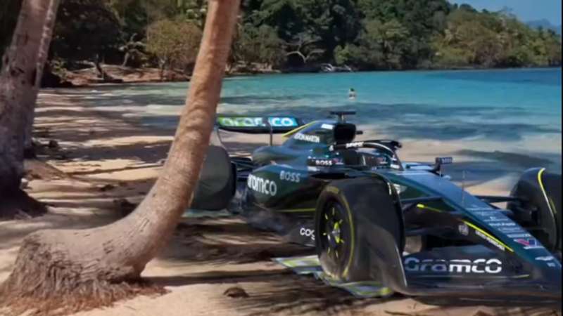 Aston Martin y su enigmático mensaje durante el parón del Mundial de F1 que ha revolucionado las redes: ¡un coche en la playa y una pelota con un 33!