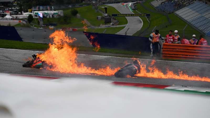 Menudo incendio! La moto de Savadori en llamas tras un accidente con Dani Pedrosa en el GP de Estiria de MotoGP | DAZN News España