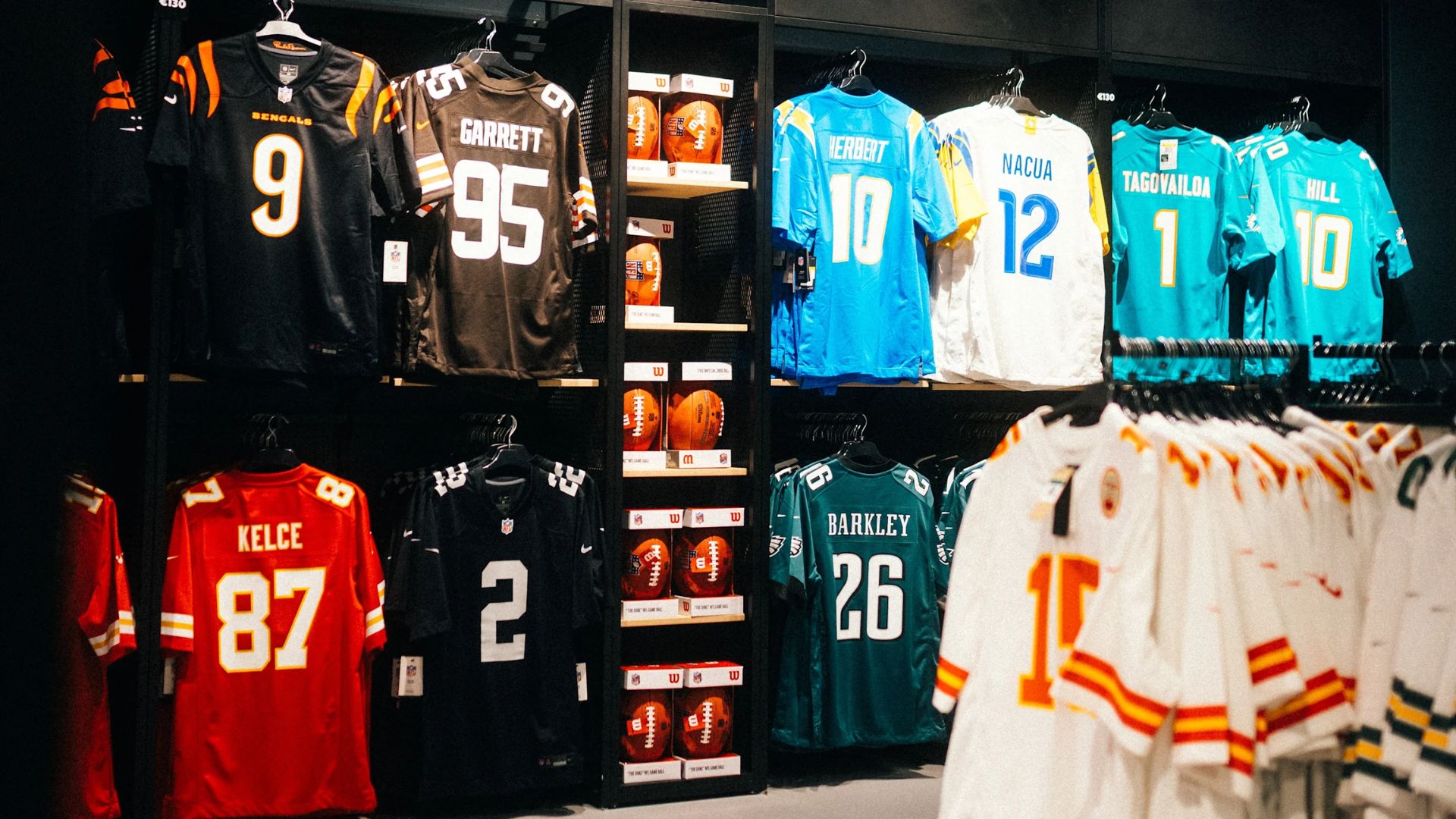 NFL Shop Santiago Bernabéu: horario, cómo llegar y dónde comprar ...