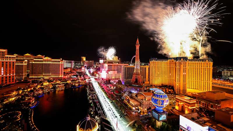 Pedro de la Rosa describe cómo es el circuito del nuevo GP de Las Vegas: "La sensación de velocidad es muy grande cuando ves un coche de F1 aquí"