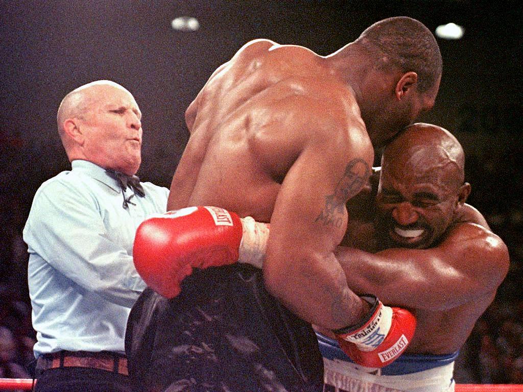 Mike Tyson morde l'orecchio di Evander Holyfield