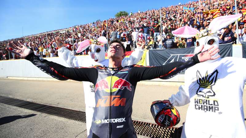 Augusto Fernández es el nuevo Campeón de Moto2: las preciosas imágenes de su celebración en Valencia