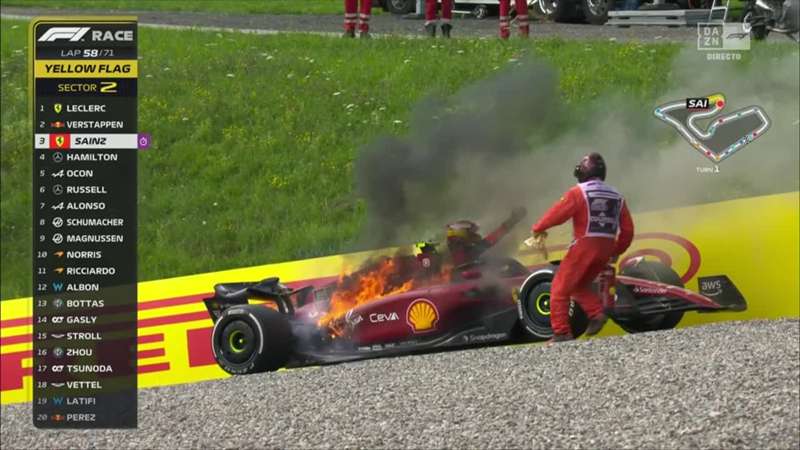 Carlos Sainz tuvo que saltar de su Ferrari en llamas: ¡así fue el peligroso momento tras su abandono en Austria!