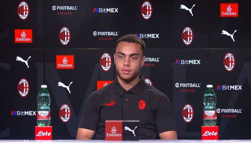 Sergiño Dest si presenta al Milan: "Preferisco fare il terzino"