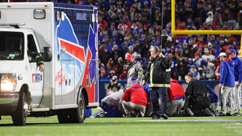 Wieder die Bills, wieder ein Schock: Damien Harris im Krankenwagen vom Feld