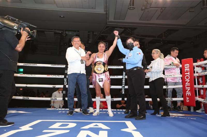 Erika Cruz Hernandez beats Melissa Esquivel in first WBA featherweight title defence