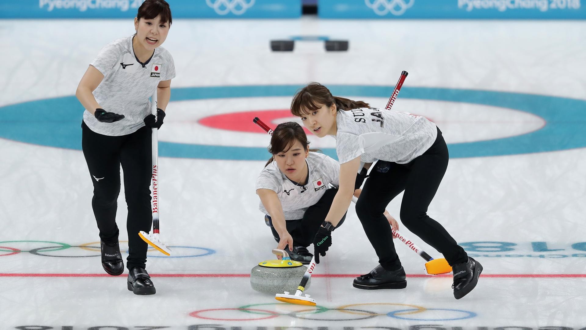 La squadra giapponese di curling femminile si appresta al tiro della stone