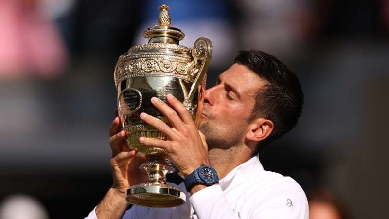 Novak Djokovic bacia il trofeo di Wimbledon 2022