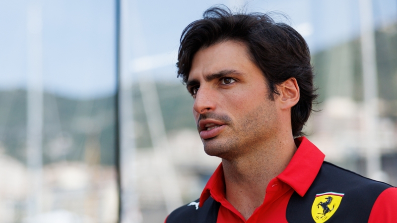 Carlos Sainz analiza la parada de Ferrari: "Me ha sorprendido. Me he frustrado, no me voy a engañar"