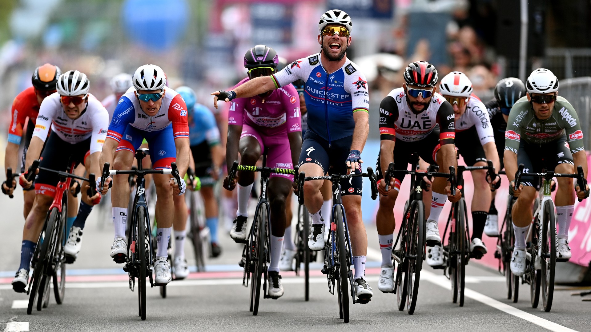 Giro d'Italia 2022, Mark Cavendish vince in volata la 3a tappa