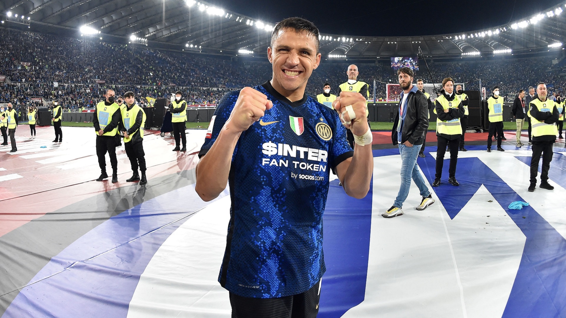 Alexis Sanchez festeggia la Supercoppa con l'Inter