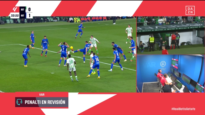 "No toca balón en ningún momento": el audio del VAR de Pulido Santana que terminó en penalti del Betis contra el Getafe