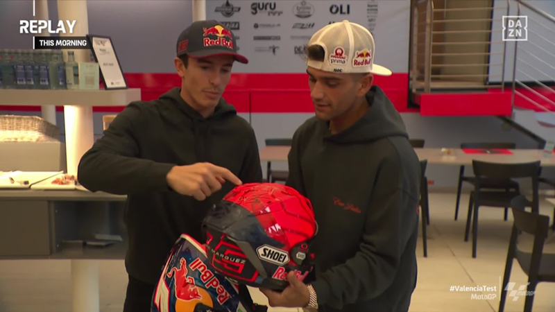 Marc Márquez, Jorge Martín, Dani Pedrosa y su precioso intercambio de cascos antes del Test de Valencia de MotoGP: "Este tiene valor"