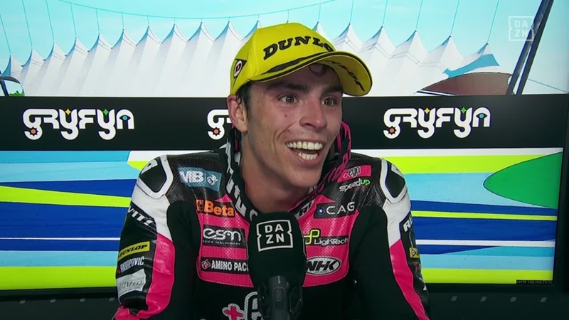 Alonso López acaba a puñetazos con la moto tras su primera victoria en Moto2: "Notaba que tenía la piel de gallina dentro del mono"