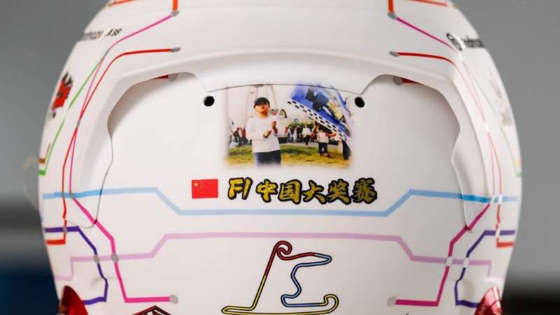 Guanyu Zhou y el curioso guiño a Fernando Alonso en su casco para el GP de China