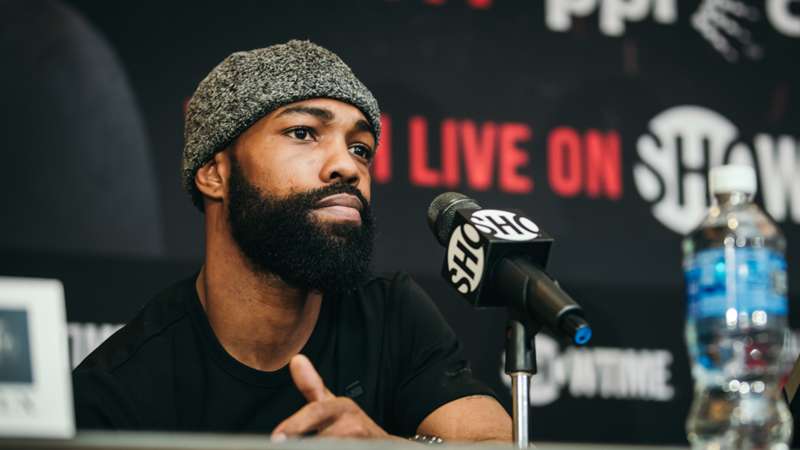 Gary Russell reveló una "ligera lesión" antes de enfrentarse a Mark Magsayo