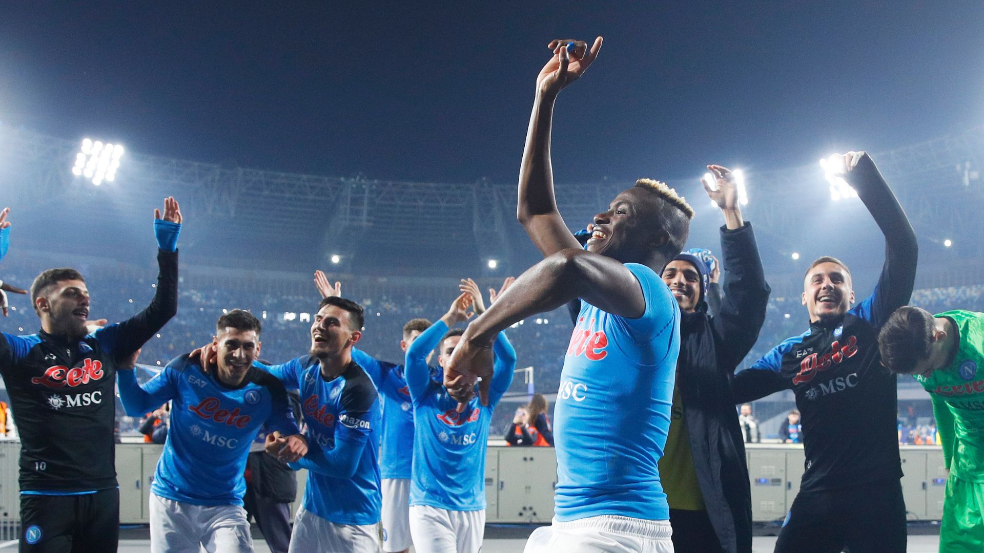 Il Napoli festeggia dopo la vittoria con la Juve