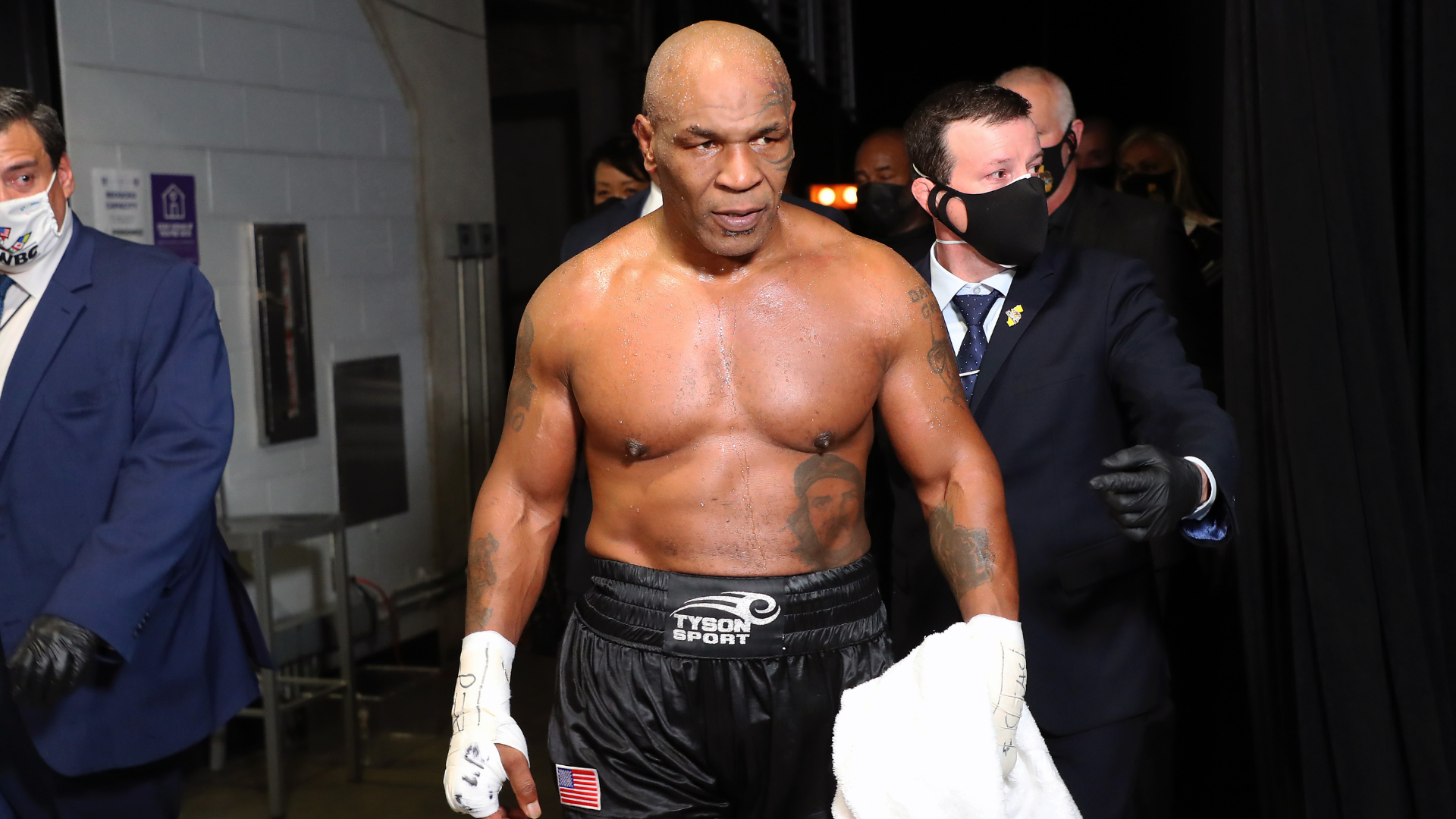 Mike Tyson esce dal ring dopo la sfida con Roy Jones Jr.