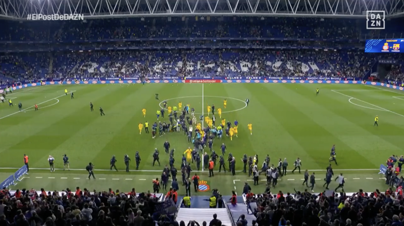 ¡Las imágenes de la vergüenza! El FC Barcelona tuvo que abandonar de urgencia el césped del RCDE Stadium por invasión de campo