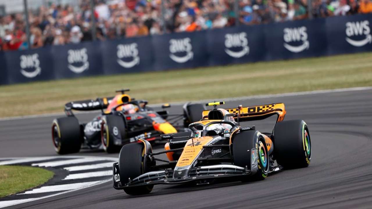 Lando Norris hace estallar Silverstone: así fue su adelantamiento a Max Verstappen en la salida que provocó el delirio de la afición británica | DAZN News España