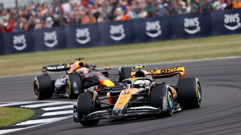 Lando Norris hace estallar Silverstone: así fue su adelantamiento a Max Verstappen en la salida que provocó el delirio de la afición británica