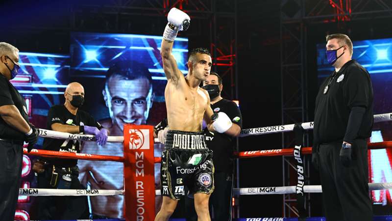 Jason Moloney forces Leonardo Baez to retire at the end of the 7th round