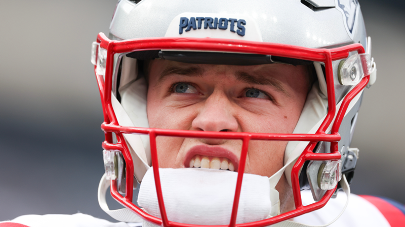 Mac Jones continúa con su pesadilla en los New England Patriots: ¡perdió tres balones en la primera mitad ante los New York Giants!