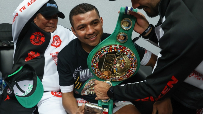 What time is the Roman "Chocolatito" Gonzalez vs. Rober Barrera fight tonight? Ringwalks, running order, streaming, how to watch