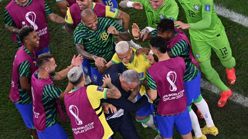 Il ct del Brasile Tite balla dopo il gol alla Corea del Sud