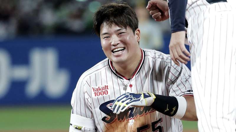 動画 野球の神が微笑み 村神様 も微笑んだ 三冠王の全力疾走が生んだ奇跡 プロ野球 Dazn News 日本