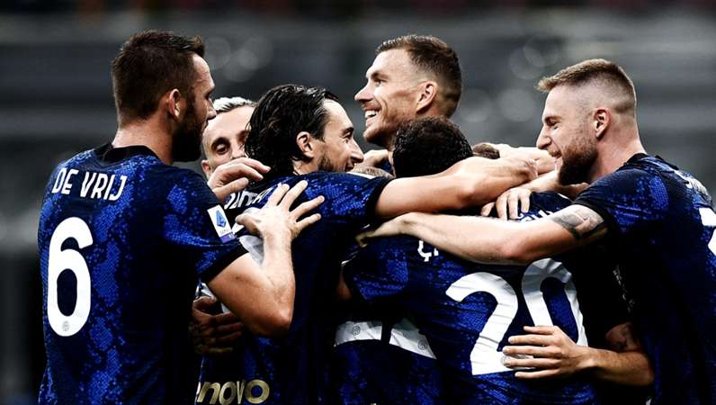 I giocatori dell'Inter esultano contro il Genoa