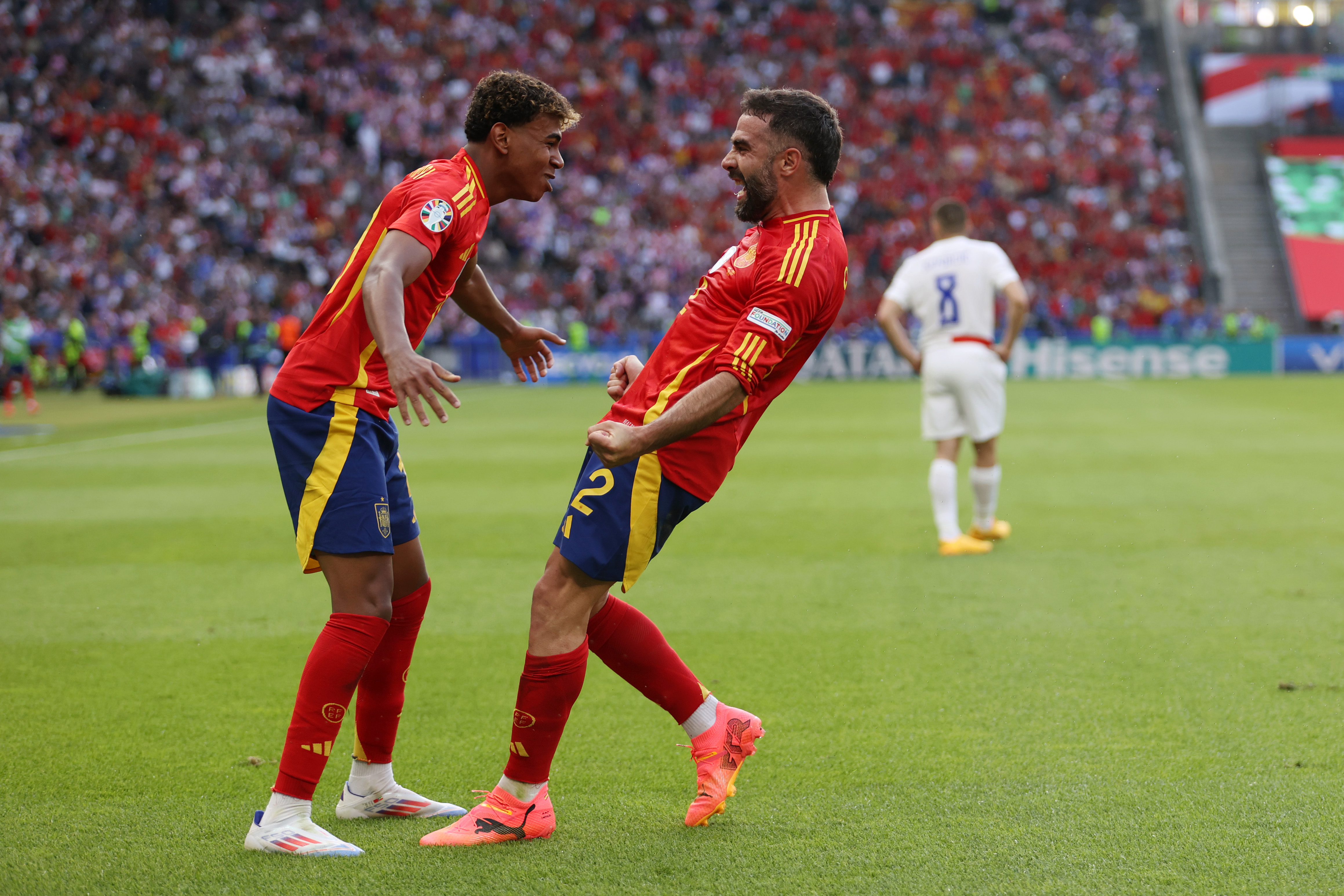 Dani Carvajal celebra un gol junto a Lamine Yamal