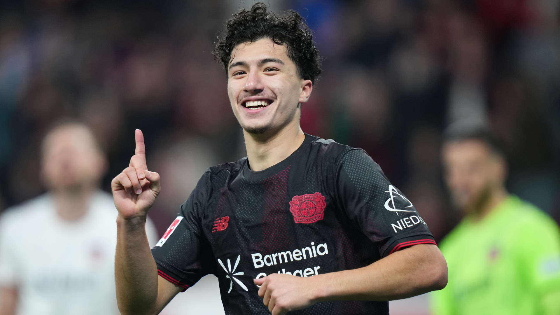 dazn-oder-sky-wo-l-uft-die-bundesliga-heute-live-dazn-news-de