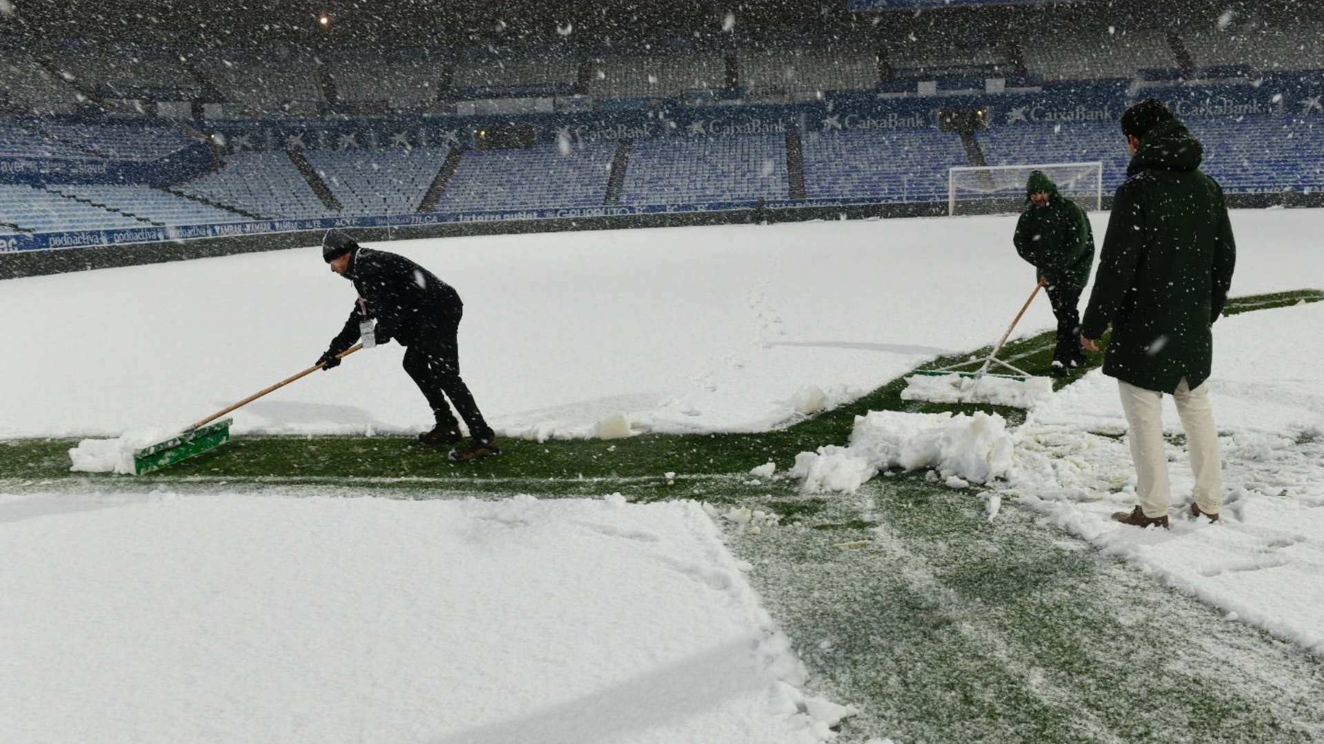 Operarios retiran nieve de La Romareda