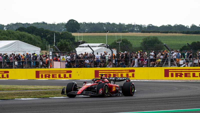 Charles Leclerc tira de ironía por radio tras ser adelantado por Carlos Sainz en la clasificación de Silverstone: "Muy bonito"