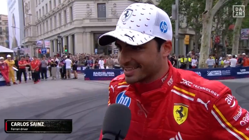 Carlos Sainz se entrega a la afición en el Road Show de la F1 en Barcelona: "Vamos a ir a ganar el GP de España"