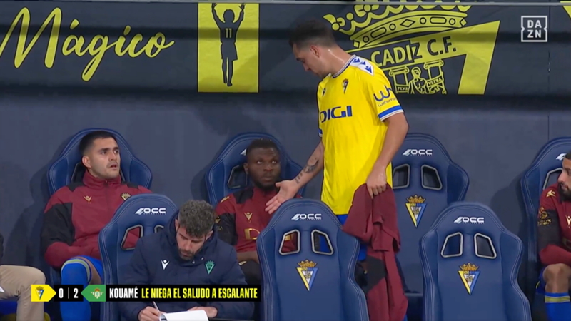 Kouamé y su tenso momento con Escalante captado por la cámara de DAZN en pleno Cádiz - Real Betis: no le dio la mano a su compañero