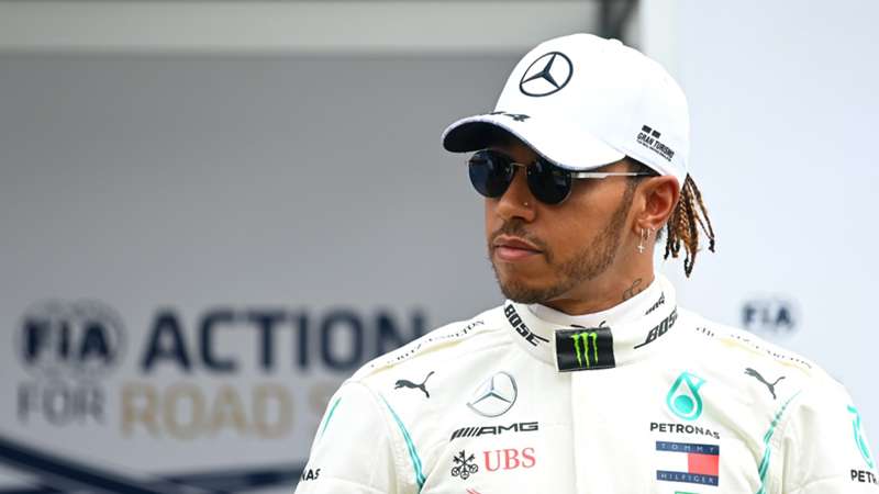 Lewis Hamilton signs new Mercedes contract