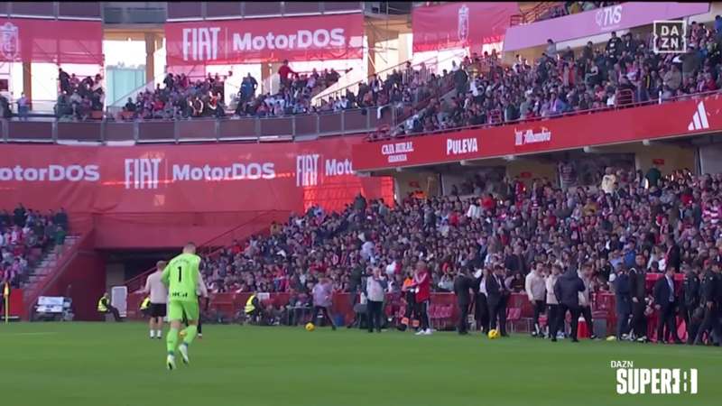 Unai Simón y la ovación del Nuevo Los Cármenes después de que el portero del Athletic avisara al árbitro para parar el partido ante el Granada