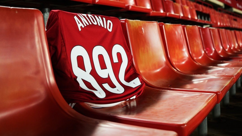 El bonito detalle en memoria de Antonio Trujillo: una camiseta con el número 892 y un ramo de flores para recordar al aficionado del Granada