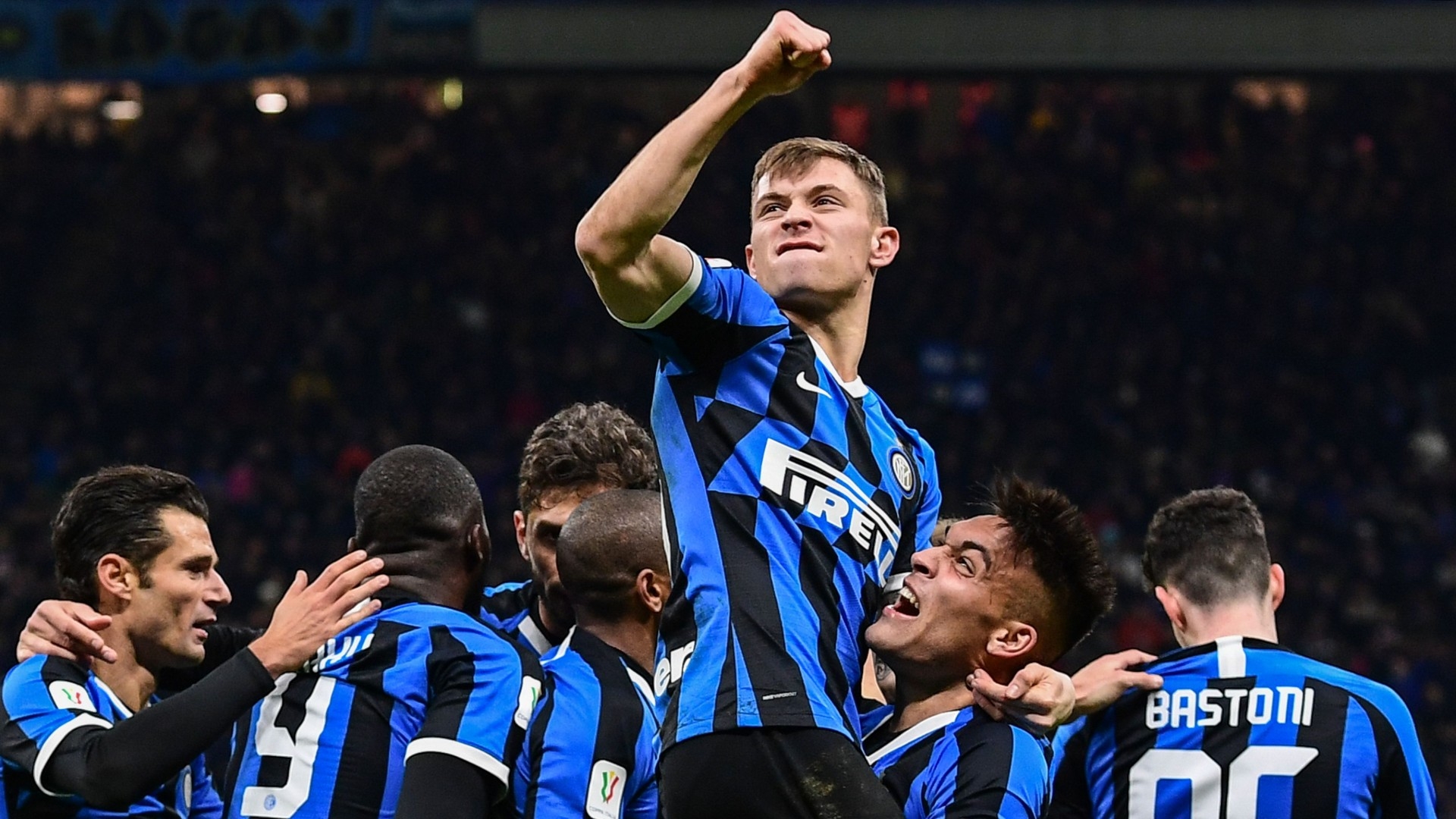 Barella esulta con la maglia dell'Inter