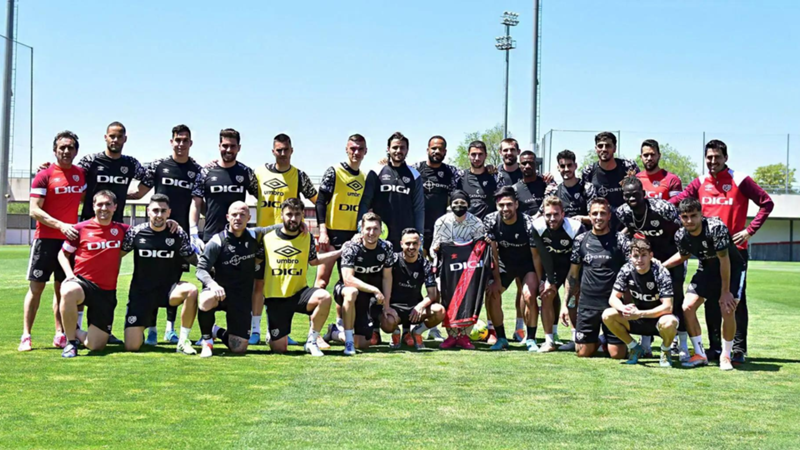 El Rayo Vallecano y la emotiva historia de Esther, aficionada que superó un linfoma de Hodgkin: "En los meses de quimio sólo salía para ir al estadio"